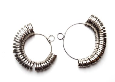 Kuyumcular araçları, takı nesneleri üst görünümü. Beyaz arka plan üzerindeki araçlar