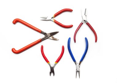 Kuyumcular araçları, takı nesneleri üst görünümü. Beyaz arka plan üzerindeki araçlar