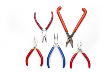 Kuyumcular araçları, takı nesneleri üst görünümü. Beyaz arka plan üzerindeki araçlar