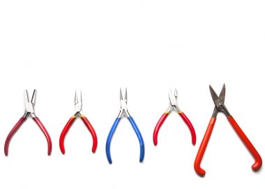 Kuyumcular araçları, takı nesneleri üst görünümü. Beyaz arka plan üzerindeki araçlar