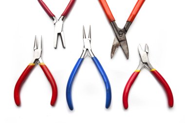 Kuyumcular araçları, takı nesneleri üst görünümü. Beyaz arka plan üzerindeki araçlar