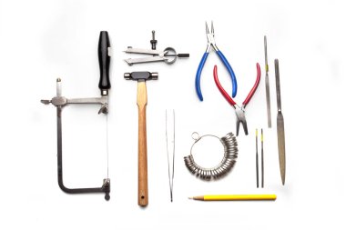 Kuyumcular araçları, takı nesneleri üst görünümü. Beyaz arka plan üzerindeki araçlar