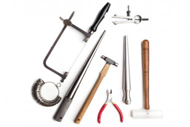 Kuyumcular araçları, takı nesneleri üst görünümü. Beyaz arka plan üzerindeki araçlar