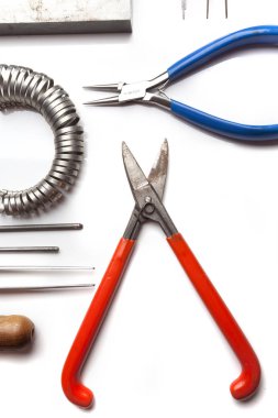 Kuyumcular araçları, takı nesneleri üst görünümü. Beyaz arka plan üzerindeki araçlar