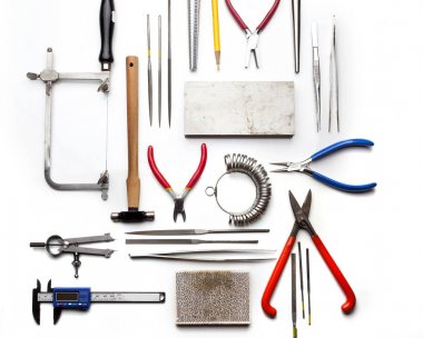 Kuyumcular araçları, takı nesneleri üst görünümü. Beyaz arka plan üzerindeki araçlar