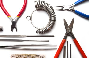 Kuyumcular araçları, takı nesneleri üst görünümü. Beyaz arka plan üzerindeki araçlar