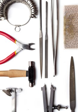 Kuyumcular araçları, takı nesneleri üst görünümü. Beyaz arka plan üzerindeki araçlar