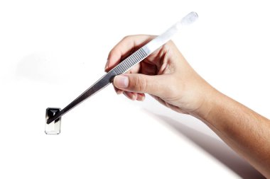 kuyumcu değerli taş ile cımbız tutan, beyaz arka plan üzerinde izole araç ölçmek. Kuyumcu aracı, beyaz üzerinde çalışan nesne