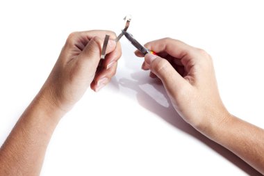 Kuyumcular araçları, takı nesneleri tutan ellerin üst görünümü. Beyaz arka plan üzerindeki araçlar