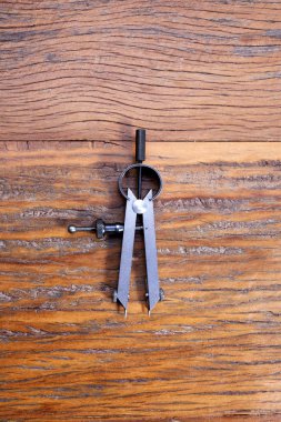 Takı işyerinde halka önlem aracı. Kuyumcu mücevher işinde. Profesyonel bir araç ile zanaat takı yapmak için Masaüstü. Aracın yakın görünümünü