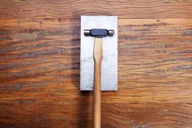 Kuyumcular takı işyerinde araçları üst görünümü. Profesyonel araçlar la zanaat takı yapmak için Masaüstü. Rustik ahşap arka plan üzerinde araç seti