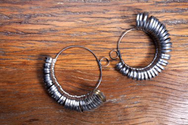 Kuyumcular takı işyerinde araçları üst görünümü. Profesyonel araçlar la zanaat takı yapmak için Masaüstü. Rustik ahşap arka plan üzerinde araç seti