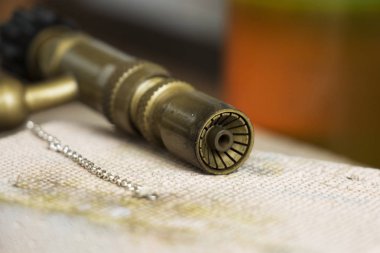 Farklı kuyumcular takı işyeri araçlarda. Kuyumcu takı içinde işte. Profesyonel araçları ile zanaat Kuyumculuk için masaüstü. Araçların görünümü kapatın