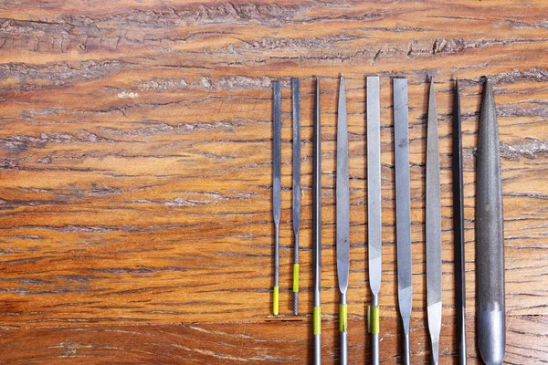 Kuyumcular takı işyerinde araçları üst görünümü. Profesyonel araçlar la zanaat takı yapmak için Masaüstü. Rustik ahşap arka plan üzerinde araç seti