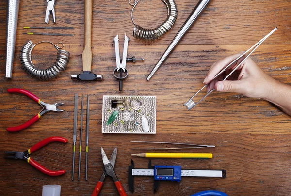 Vista Superior Diferentes Herramientas Orfebres Lugar Trabajo Joyería Escritorio Para — Foto de Stock