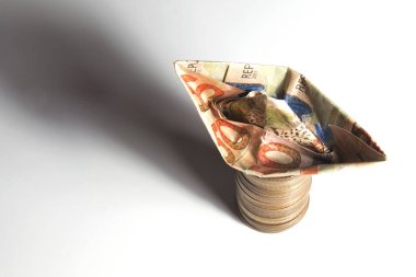 sikke yığını üzerinde tekne şeklinde para banknotu, mali kavram 