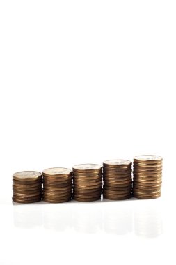 beyaz arka plan, finansal kavram izole altın sikke yığınları 