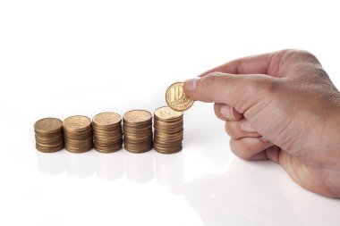 beyaz arka plan, finansal kavram izole altın sikke tutan erkek el yakın  