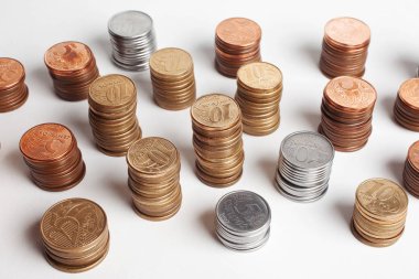 beyaz arka plan, finansal kavram izole gümüş ve altın sikke yığınları 