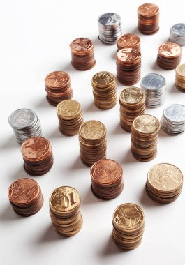 beyaz arka plan, finansal kavram izole gümüş ve altın sikke yığınları 