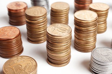 beyaz arka plan, finansal kavram izole gümüş ve altın sikke yığınları 