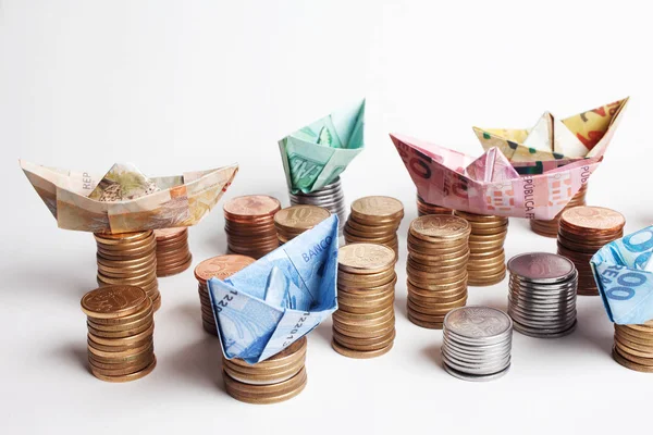 コインスタック上のボートの形をしたお金の紙幣 金融概念 — ストック写真