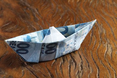 tekne şeklinde banknot, finansal kavram 