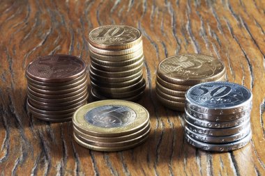 kahverengi arka plan, finansal kavram izole sikke yığınları 