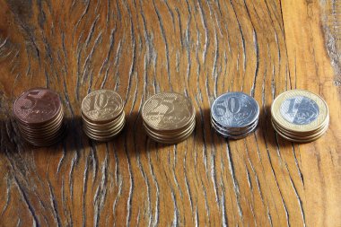 kahverengi arka plan, finansal kavram izole sikke yığınları 