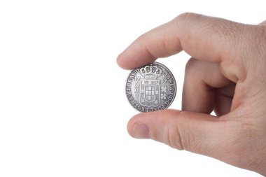 Beyaz arka planda izole edilmiş gümüş sikke, mali konsept erkek eli yakın  