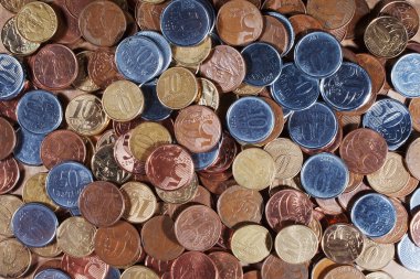 arka plan olarak altın ve gümüş sikkeler, finansal kavram 