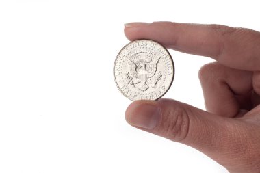 Beyaz arka planda izole edilmiş gümüş sikke, mali konsept erkek eli yakın  