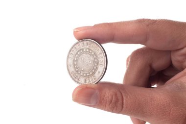 Beyaz arka planda izole edilmiş gümüş sikke, mali konsept erkek eli yakın  