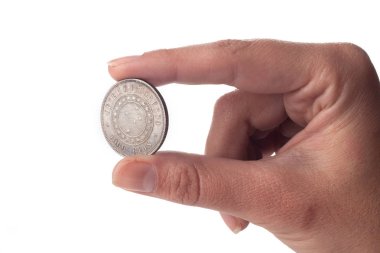 Beyaz arka planda izole edilmiş gümüş sikke, mali konsept erkek eli yakın  
