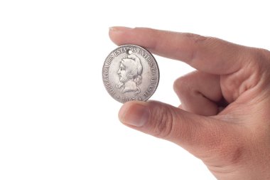 Beyaz arka planda izole edilmiş gümüş sikke, mali konsept erkek eli yakın  
