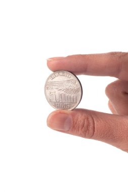 Beyaz arka planda izole edilmiş gümüş sikke, mali konsept erkek eli yakın  
