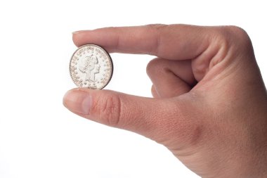 Beyaz arka planda izole edilmiş gümüş sikke, mali konsept erkek eli yakın  