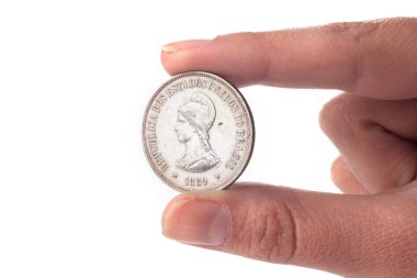 Beyaz arka planda izole edilmiş gümüş sikke, mali konsept erkek eli yakın  