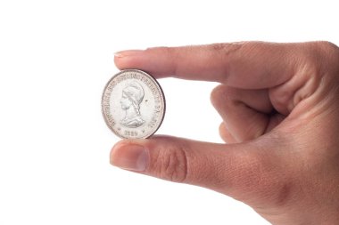 Beyaz arka planda izole edilmiş gümüş sikke, mali konsept erkek eli yakın  