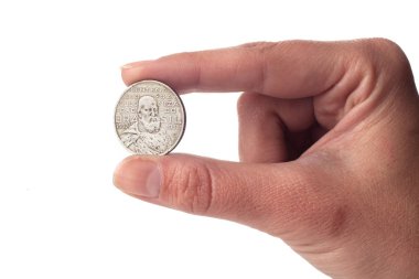 Beyaz arka planda izole edilmiş gümüş sikke, mali konsept erkek eli yakın  