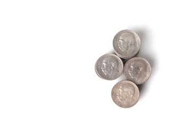 beyaz arka plan, finansal kavram izole gümüş sikke yığınları 