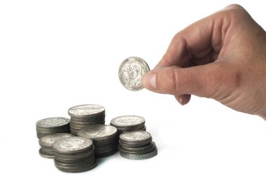 Beyaz arka planda izole edilmiş gümüş sikke, mali konsept erkek eli yakın  