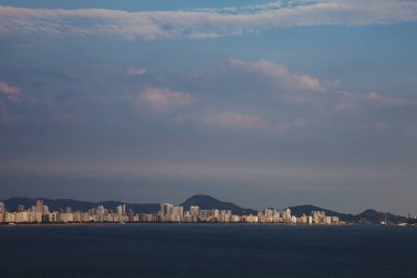 kıyı şeridi boyunca uzanan Santos şehrinin deniz manzarası 