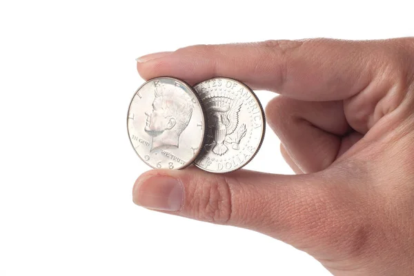 beyaz arka plan, finansal kavram izole gümüş sikke tutan erkek el yakın  