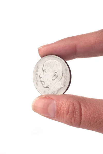 Primer Plano Mano Masculina Sosteniendo Moneda Plata Aislada Sobre Fondo —  Fotos de Stock