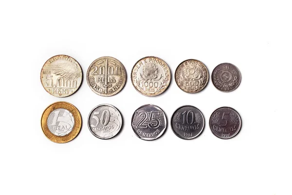 Линия Различных Монет Выделенных Белом Фоне Финансовая Концепция — стоковое фото