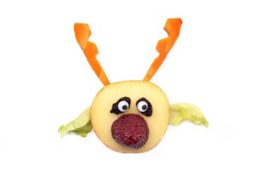 Yemek sanatı yaratıcı konsepti. Beyaz arka planda yiyecekten yapılmış komik bir kompozisyon. Yaratıcı eğlence sağlıklı gıda konsepti