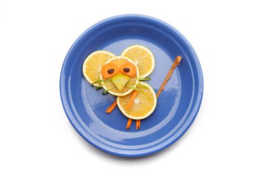 Yemek sanatı yaratıcı konsepti. Beyaz arka planda yiyecekten yapılmış komik bir kompozisyon. Yaratıcı eğlence sağlıklı gıda konsepti