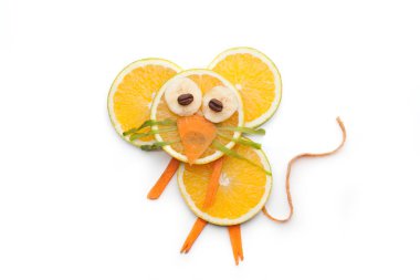 Yemek sanatı yaratıcı konsepti. Beyaz arka planda yiyecekten yapılmış komik bir kompozisyon. Yaratıcı eğlence sağlıklı gıda konsepti