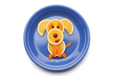 Yemek sanatı yaratıcı konsepti. Beyaz arka planda yiyecekten yapılmış komik bir kompozisyon. Yaratıcı eğlence sağlıklı gıda konsepti